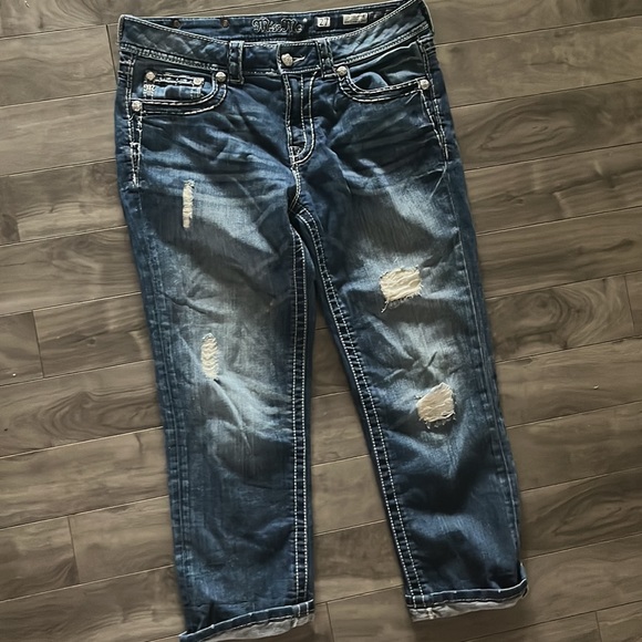 Miss Me Boyfriend Capri Jeans - Picture 5 of 9